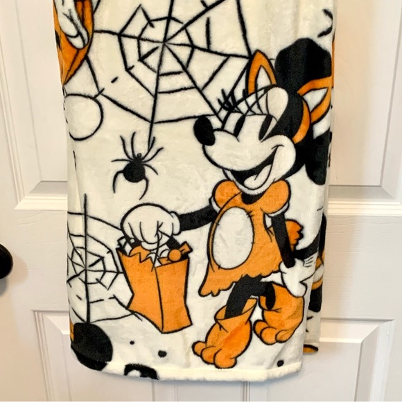 Vintage Style Minnie & Mickey Mouse 50” x 70” Plush Halloween Throw Blanket - Picture 2 of 11